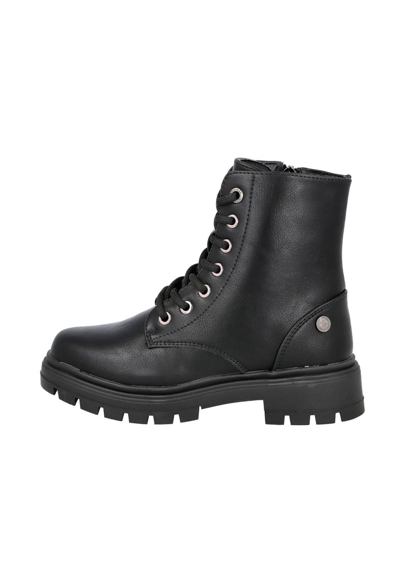 Botas de tobillo de cuero negro con cordones en la parte delantera, ojales de metal y cremallera lateral. Suela de goma gruesa con un diseño texturizado para mayor agarre.