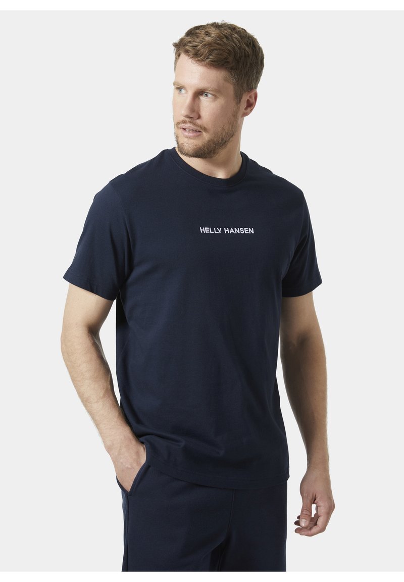 Tmavě modré tričko s krátkým rukávem vyrobené z jemného bavlněného materiálu, s bílým logem "HELly HANSEN" na hrudi. Jednoduchý kulatý výstřih a uvolněný střih.