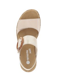 Sandalo beige con una morbida tomaia in suede e una fibbia dorata metallica, dotato di una chiusura circolare decorativa e una soletta imbottita.