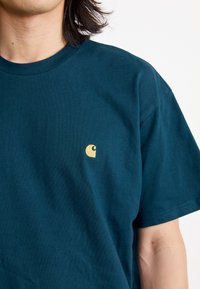 Carhartt WIP CHASE - Navadna majica - duck blue/gold