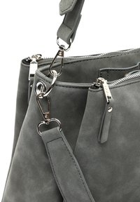 Harmaa mokkasin laukku irrotettavalla olkahihnalla, hopeasilla klipsuilla ja vetoketjuilla, joissa on samanväriset harmaat vetimet.