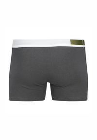 Dunkelgraue Boxershorts mit einem weißen Bund, der auf der Rückseite einen olivgrünen Akzent aufweist. Glatte Textur und enganliegende Passform.