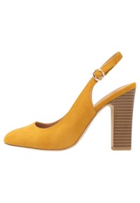 Žluté semišové slingback lodičky s kulatou špičkou, přezkou a strukturovaným, nasazeným vysokým podpatkem. Hladká stélka a celkově elegantní design.