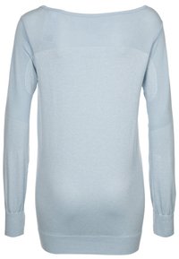 Helles blauer Langarmpullover mit lockerer Passform, gerippten Ärmelbündchen und einem strukturierten Strickmuster. Die Rückansicht zeigt eine glatte Oberfläche.