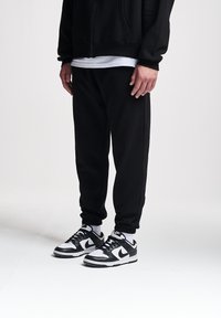 2Y Studios Felpa con zip - black
