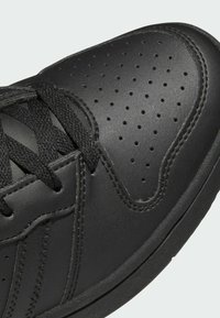 adidas Sportswear CLASSIC  - Basketbalová obuv - core black   core black