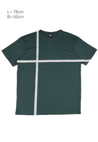 Ciemnozielony T-shirt z krótkim rękawem położony na płasko z taśmą mierniczą pokazującą długość 78 cm i szerokość 60 cm.