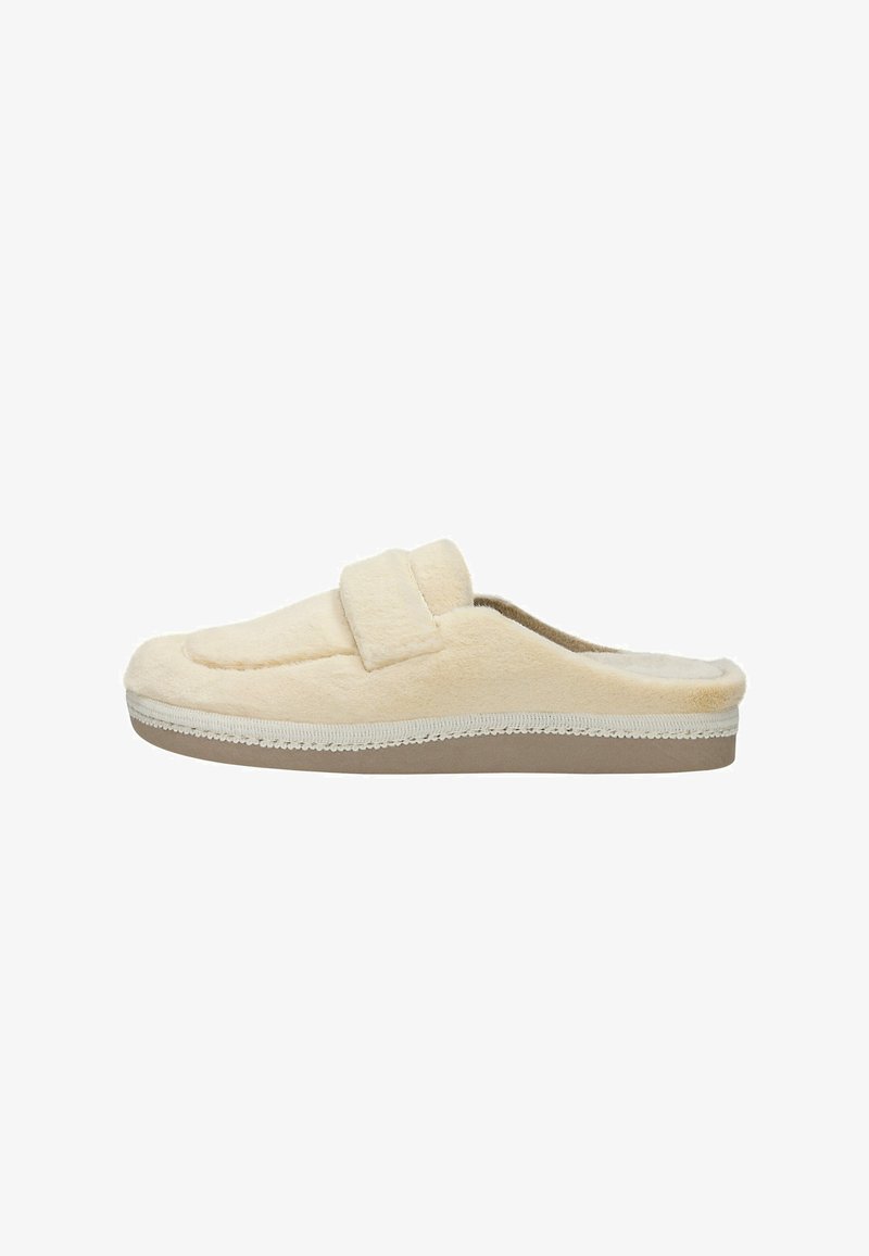 Beige pluche pantoffel met een ronde neus, een brede band over de bovenkant en een rubberen zool met decoratieve stiksels.