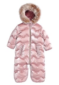 Różowy, błyszczący kombinezon dla niemowląt z zamkiem z przodu, kapturem wykończonym futrem oraz ocieplaną, pikowaną teksturą, zapewniającą ochronę przed zimnem.