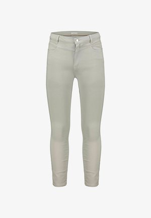 Jeans ajustados de color gris claro, hechos de denim suave. Cuentan con cinco bolsillos, trabillas para el cinturón y un cierre de botón metálico en la cintura. Textura lisa.