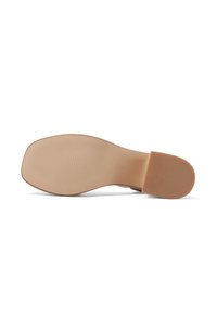 Sola di scarpa beige con texture liscia, forma rettangolare e motivo rigato per una migliore aderenza; presenta una sezione del tacco arrotondata e dettagli della taglia in rilievo.