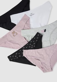 Sei paia di mutande da donna in vari colori: nero, bianco, rosa chiaro, grigio e decorate con fantasie come cuori e un orsetto.