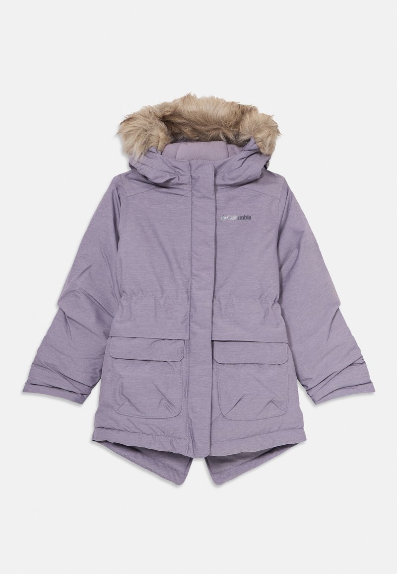 Veste d'hiver violet clair avec capuche en fausse fourrure, poches à rabat à l'avant, et logo Columbia sur la poitrine gauche sur fond blanc.