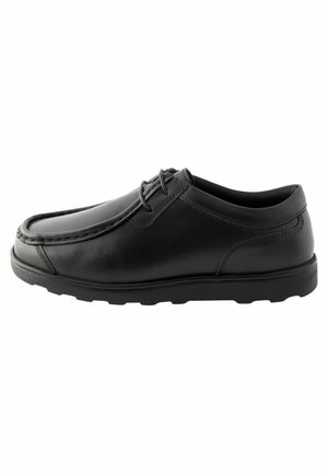 Chaussure en cuir noir avec un bout arrondi, des coutures détaillées et une semelle en caoutchouc basse. Caractérisée par des lacets et une texture de surface lisse.