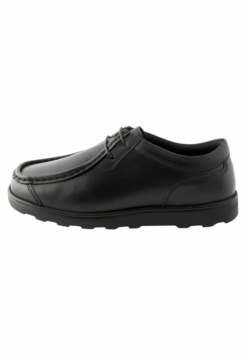 Schwarzer Lederschuh mit runder Zehenpartie, genähten Details und einer niedrigen Gummisohle. Verfügt über Schnürsenkel und eine glatte Oberflächenbeschaffenheit.