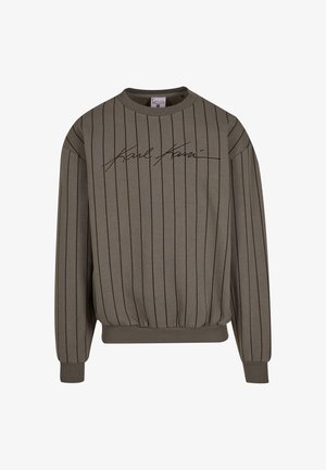 Sivi dukserica dugih rukava s tankim crnim vertikalnim prugama i crnim kurzivnim tekstom preko prsa, rebraste manžetne i pojas.