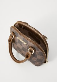 Borsa a mano a scacchi marroni con chiusura a zip e hardware dorato. Presenta manici doppi e una fodera interna liscia. Nome del brand visibile.