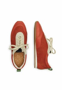 Raudoni odiniai ir suediniai sportbačiai su kreminiais raišteliais, kamštinėmis įdėklų ir apvalaus nosies dizainu; turi žalią akcentą kulne.