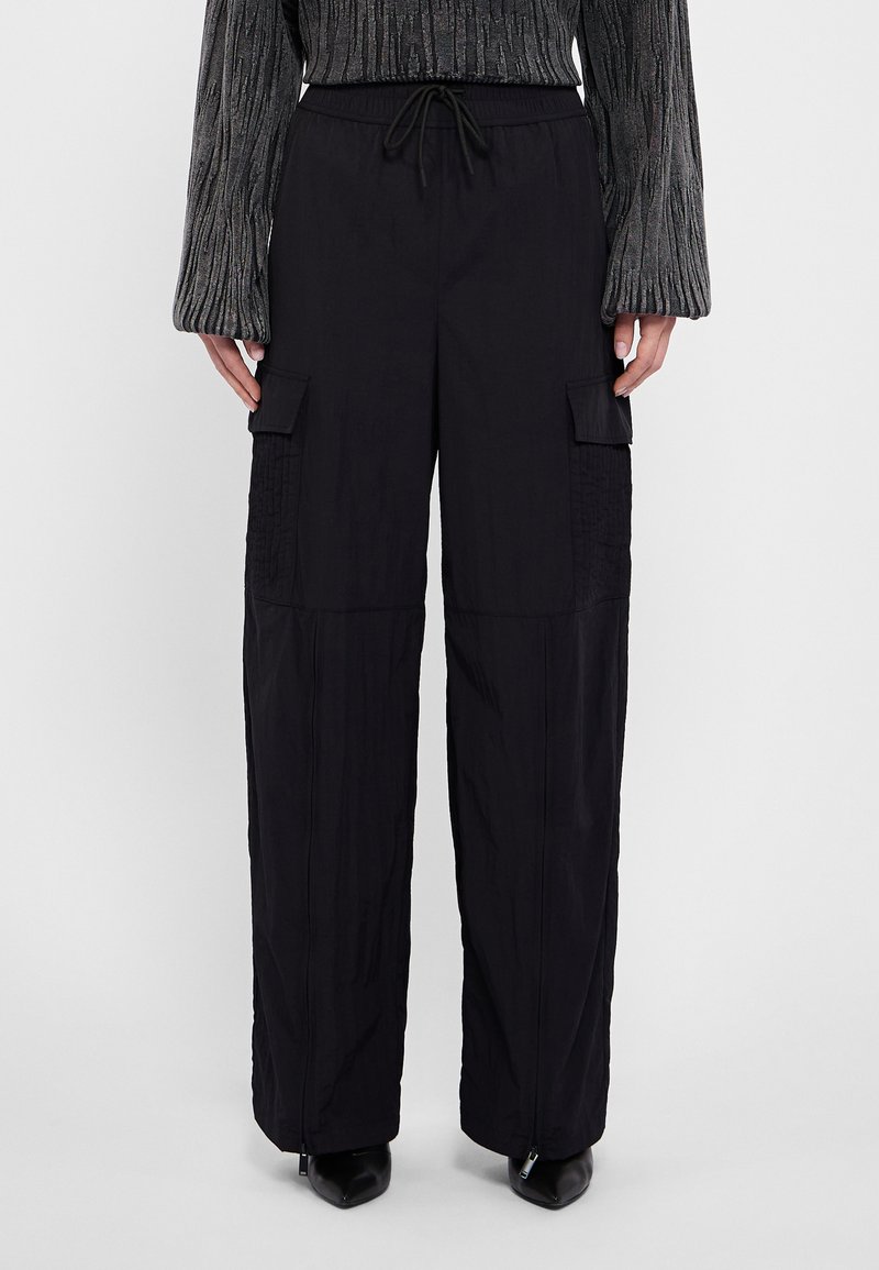 Han Kjøbenhavn - WIDE LEG TRACK TROUSERS - Cargobukser - black, Forstør