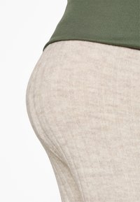 Vero Moda Maternity VMMLULU LEFILE LOOSE PANT - Hlače - off-white