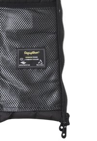 Tessuto in rete traspirante di colore nero con design rettangolare. Presenta una cerniera e un'etichetta che indica la protezione dall'acqua e uno standard di eccellenza.