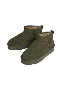 Botines de ante verde oliva con un suave forro de pelo, diseño de perfil bajo y suela de goma texturizada. Presenta costuras decorativas y una lengüeta en la parte trasera.