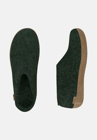 Mørkegrønne filt slippers med en blød tekstur og en tan ruskindsdetalje ved hælen. Åben bagside-design for nem påtagning.