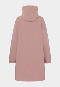 Lång, ljusrosa parka med huva. Slätt tyg, sid sömmar och knappdetaljer vid ärmsluten. Minimalistisk design utan synlig hårdvara.