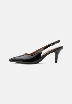 Czarny lakierowany pantofel typu slingback z szpiczastym noskiem i średnio wysokim, zakrzywionym obcasem na białym tle.