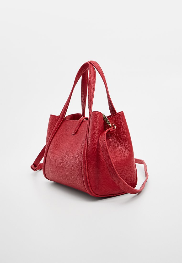 Sac à main en cuir texturé rouge avec deux poignées supérieures, une bandoulière détachable et des détails de zip en ton or, placé sur un fond blanc.