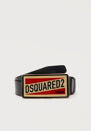 Ceinture en cuir noir avec une grande boucle rectangulaire en or ornée d'accents rouges et d'un texte audacieux « DSQUARED2 TWINS ».