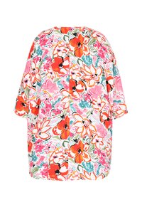 Kwiatowa bluzka w stylu kimono z dużymi czerwonymi, różowymi i pomarańczowymi kwiatami na białym tle. Luźny krój z krótkimi rękawami i prostym dołem.