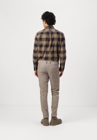 DRYKORN FAGO - Chinos tipa bikses - brown