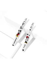 Pinzette mit weißem Kunststoffgriff, verziert mit schwarzen und roten Disney-Charakteren, darunter Mickey und Minnie Maus. Text: "Tweezerman."