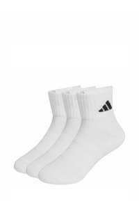 Biele ponožky po členky v balení po troch. Pletená štruktúra, rebrované manžety, zosilnené päty a čierne logo adidas na vonkajšej strane.