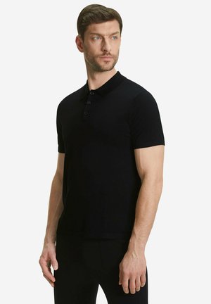 Polo-shirt noir en tissu doux, avec un col classique, des manches courtes et une patte de boutonnage à trois boutons. Design simple et épuré.