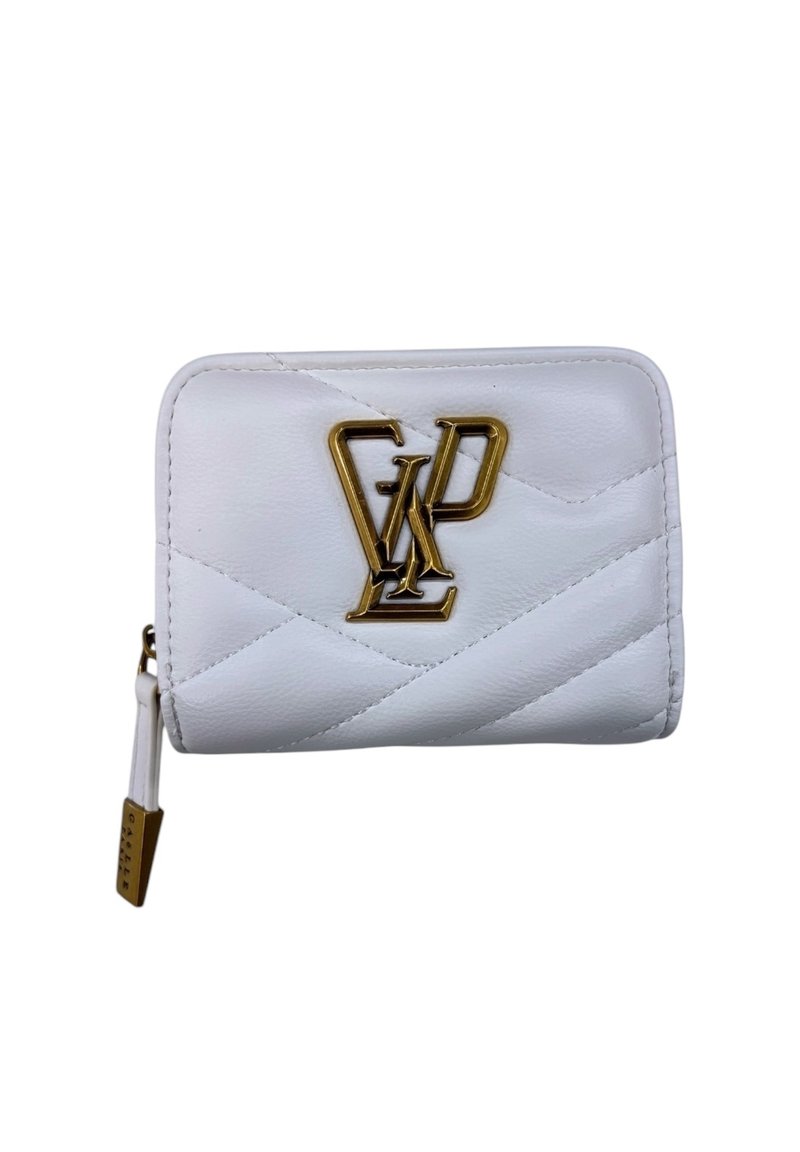 Portafoglio in pelle bianca con motivo trapuntato, hardware in tonalità oro e chiusura zip con un piccolo tag.