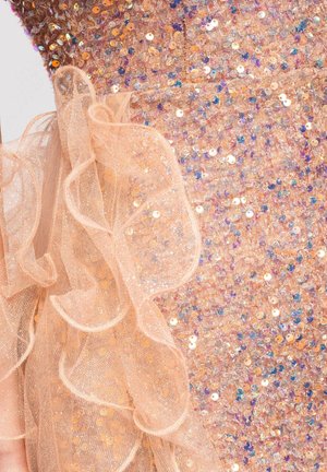 Tissu couleur pêche avec sequins irisés et volants transparents superposés créant une surface texturée et étincelante.