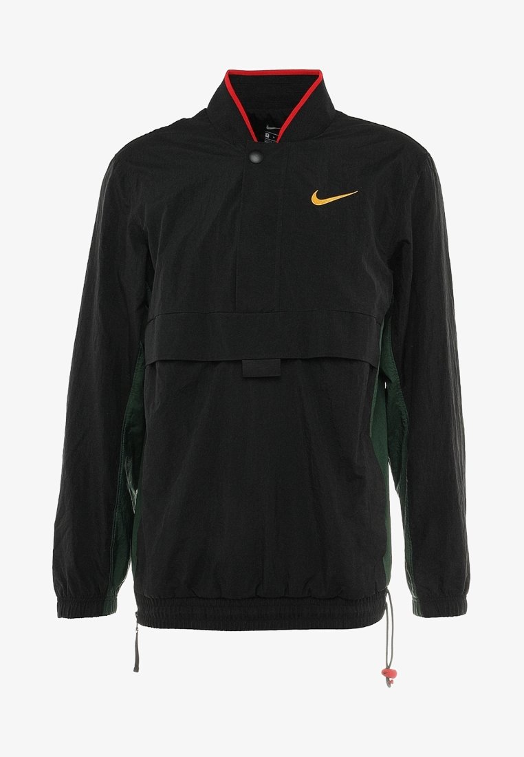 Coupe-vent noir Nike à enfiler avec bordure de col rouge, logo swoosh jaune sur la poitrine, bouton-pression à l'avant, poignets et ourlet élastiques.