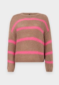 Brązowy sweter dzianinowy z różowymi poziomymi paskami, okrągłym dekoltem, długimi rękawami i luźnym krojem. Teksturowany materiał o luźnym splocie.