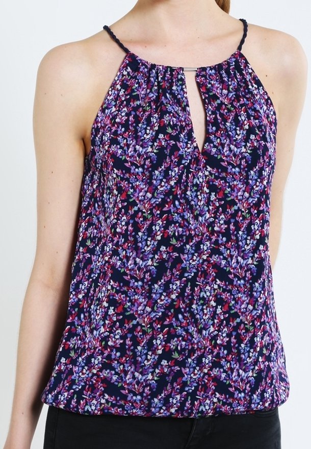 Kwiatowy top bez rękawów w ciemnym granacie z wielokolorowymi kwiatami. Posiada dekolt w kształcie łezki i cienkie ramiączka. Lekka, miękka tkanina, luźny krój.