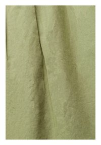 Tissu vert avec une texture lisse et un subtil éclat, présentant une drapée légère et de faintes motifs semblables à de l'eau.