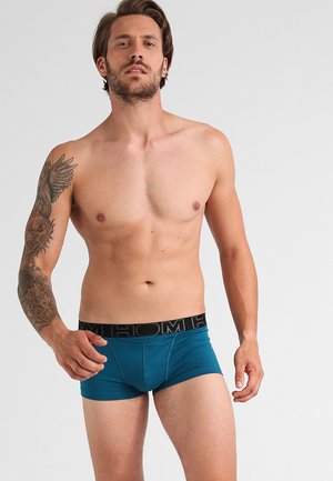 Boxer briefs turchesi con un elastico nero che presenta un marchio discreto. Il tessuto appare liscio ed elastico, offrendo un design aderente.