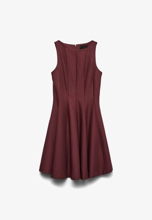 Ermeløs burgunder A-linje kjole med tettsittende liv, rund hals og glidelås bak.