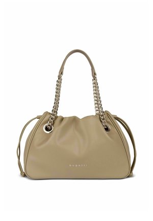 Sac à main en simili cuir beige avec un design froncé, poignées en chaîne argentées et détail logo sur le devant. Il dispose d'une fermeture à cordon.
