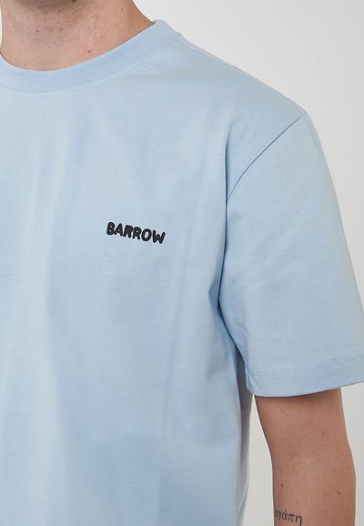 T-shirt azzurro chiaro a maniche corte in cotone, con il logo "BARROW" ricamato in nero sul lato sinistro del petto.