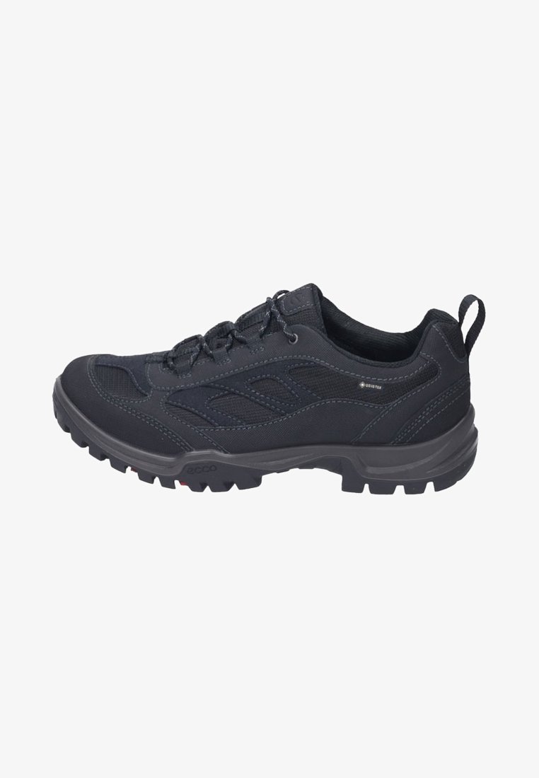 Chaussure de randonnée noire basse avec une semelle robuste, fermeture avant à lacets, dessus en tissu et synthétique, et languette de traction au talon.