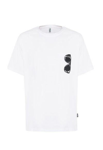 Maglietta bianca a maniche corte in cotone con una grafica di occhiali da sole neri sulla tasca sinistra del petto. Design semplice e casual.