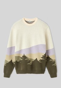 Pull en tricot avec une base crème et un motif de montagnes et de forêt en vert olive, lavande et beige. Conception à col rond.