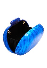 Blå marmorclutch med rund form, guldfärgade detaljer och svart tygfoder. Har ett spänne som stängning och en slät glänsande yta.